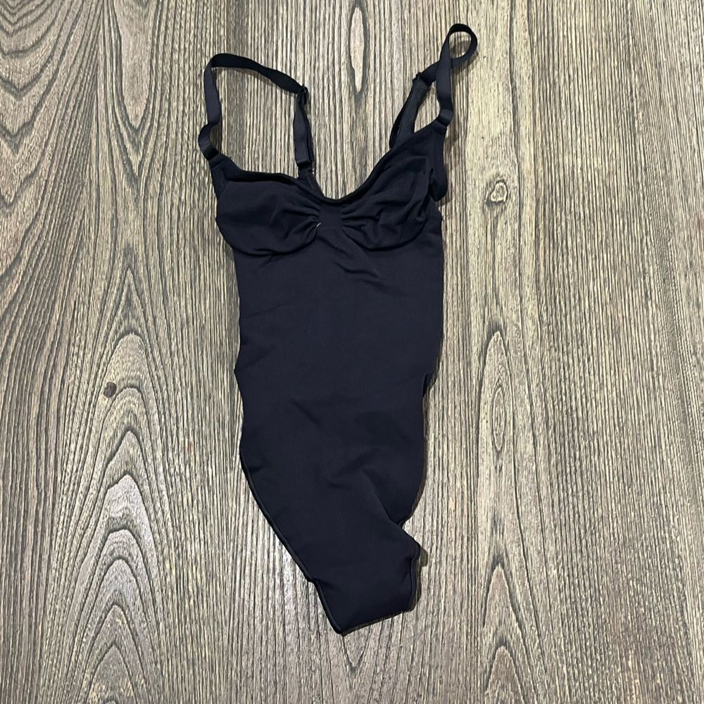 NWOT Skims Seamless Sculpt Thong Bodysuit Scoop Neck Shapewear Onyx Size XS